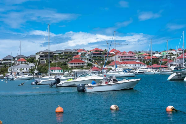 Gustavia, St Barths--25 Nisan 2018. Bir motorlu tekne yavaş yavaş St. Barths limanda Gustavia gider. Yalnızca içerik kullanımı.