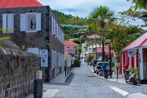 Gustavia, St Barths--25 Nisan 2018. Bir güzel Arnavut kaldırımlı sokak Gustavia, St. Barths alışveriş bölgesinde aracılığıyla onun yol rüzgarlar. Yalnızca içerik kullanımı.
