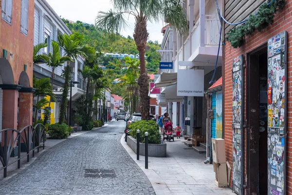 Gustavia, St Barths--25 Nisan 2018. Bir güzel Arnavut kaldırımlı perakende satmak ile sokak her iki yan Rüzgarlar Gustavia, St. Barths ile yoluna depolar. Yalnızca içerik kullanımı.