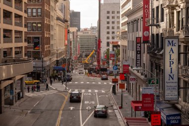 San Franciso, Ca - 23 Ocak 2016. Fotoğraf Sutter hareketli kesişimi bakar ve Stockton sokakları San Francisco Union Square yakınındaki.
