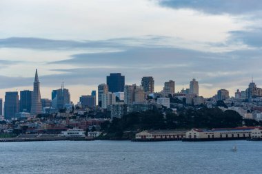 San Franciso, Ca - 25 Ocak 2016. San Francisco manzarası Ghiradelli kışın alacakaranlıkta yuvasından görüldüğü gibi Meydanı çevresinde.
