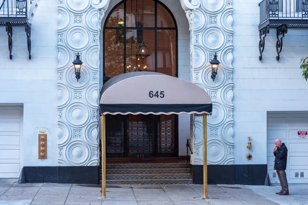 San Franciso, Ca - 23 Ocak 2016. Hotel San Francisco dışında bir duman adam ışıklar.