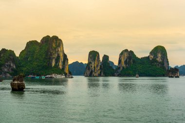 Kayan bir köy bir kaya oluşumu Halong Bay, Vietnam dibinde oturur