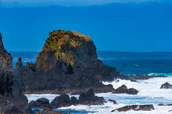Jagged Rocks Jut Out Sea Rugged Alaskan Coastline — Stock Photo, Image
