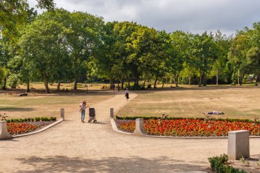 Dublin, İrlanda - 9 Temmuz 2018. İnsanlar bir sıcak yaz gününde bir Dublin parkta yürüyor.