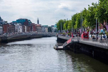 Dublin, İrlanda - 9 Temmuz 2018. Dublin, İrlanda Liffey Nehri renkli bankalar
