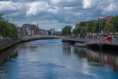 Liffey Nehri bir kıvrımında gider. Nehir bankalar ve köprüler Rating, turistler ve ziyaretçiler ile meşgul.
