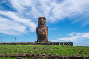 Bir Paskalya Adası sunak üzerinde tek bir Moai heykel içe görünüyor.