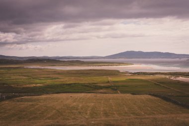 County Mayo Dağları ile İrlandalı tarım arazisi ve denizin içinde belgili tanımlık geçmiş üzerinden bakan manzara fotoğraf.