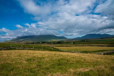 Tepeler ve vadiler County Mayo İrlandalı deniz kenarı yeşil, altın ve kahverengi tarım arazisi patchwork.