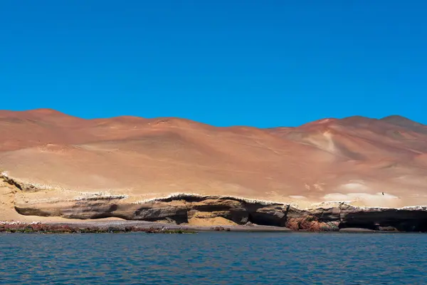 それが太平洋を満たしているペルーのアタカマ砂漠の端 — ストック写真