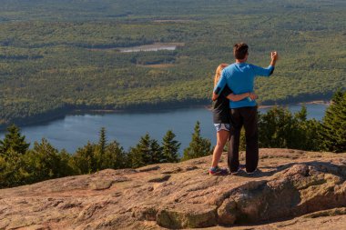 Acadia Milli Parkı, Maine, Amerika Birleşik Devletleri - 21 Eylül 2016. Cadillac Dağı'nda bir selfie için bir erkek ve bir kadın poz.