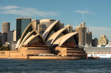 Sydney, Avustralya - 16 Şubat 2016. Bir görünümü, ikonik Sydney Opera Binası ve su.