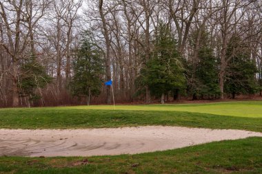 Kum tuzağı, yeşil koyarak, PIN ve bayrağı kış fotoğrafı.