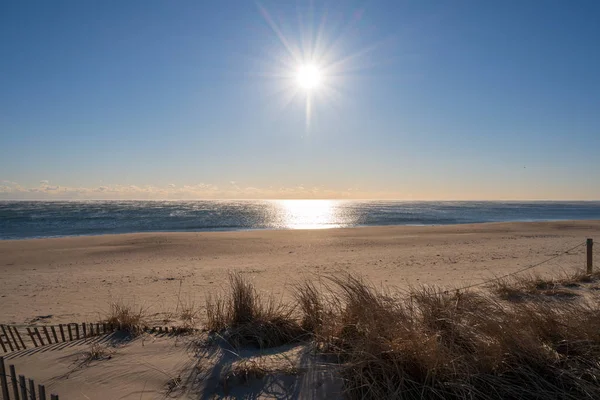 Яркое Солнце Восходит Над Пустынным Пляжем Суровый Холодный Зимний День — стоковое фото
