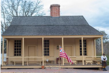 Williamsburg, Va, ABD--9 Ocak 2019. Kış soğuk ve bulutlu gün colonial Williamsburg Va R Charletons kahve evde fotoğrafı.