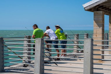 Fort De Soto Park, Florida - 17 Şubat 2019. Üç adam bir iskeleden Meksika Körfezi balık fotoğrafı.