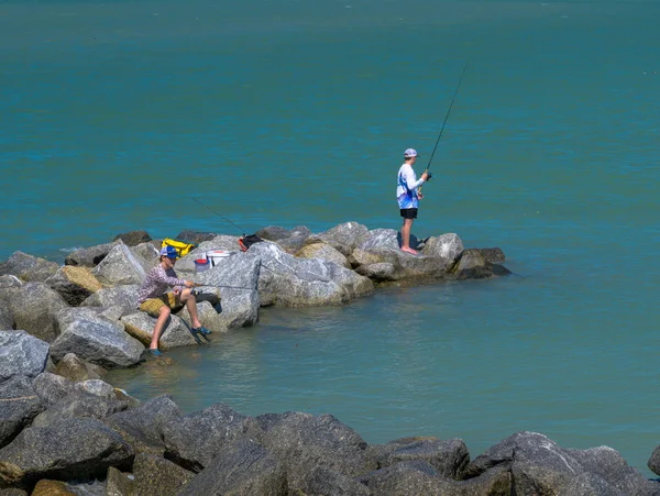 Fort De Soto Park, Florida - 17 Şubat 2019. İki erkek repliklerini Meksika Körfezi döküm fotoğrafı.