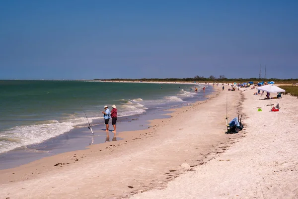 Fort De Soto Park, Florida - 17 Şubat 2019. Balık tutma ve Meksika Körfezi'nde Yüzme turist fotoğraf.