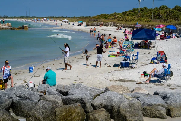 Fort De Soto Park, Florida - 17 Şubat 2019. Balıkçılar, yüzücüler ve güneşlenenbirileri varsa farklı bir kalabalık almak sahile.