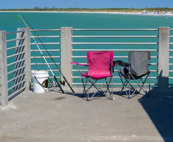 Foto Las Sillas Los Pescadores Otros Artes Instalados Muelle Pesca —  Fotos de Stock