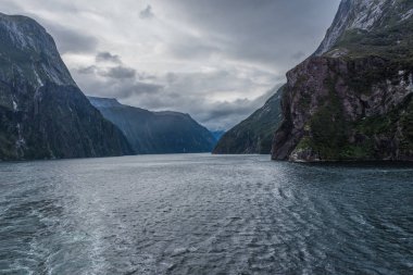 Karanlık bir geçiş yolu