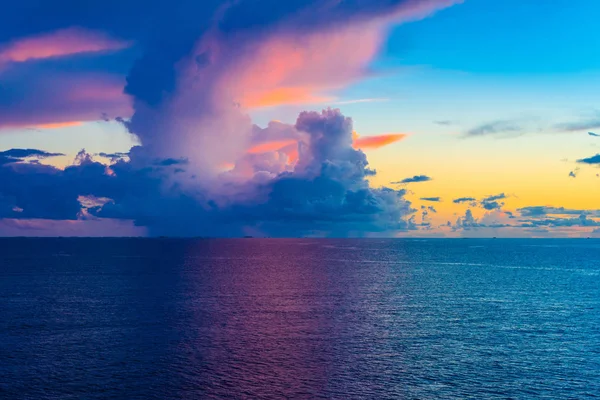 Uma paisagem nublada em azul — Fotografia de Stock