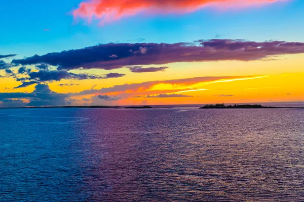 Céu laranja e azul ao entardecer — Fotografia de Stock