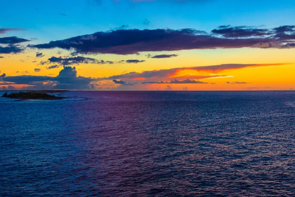 Un coucher de soleil polynésien — Photo