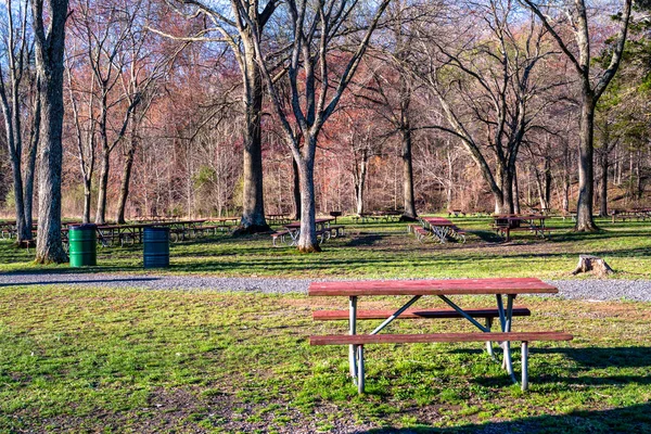 Ett rött picknick bord — Stockfoto