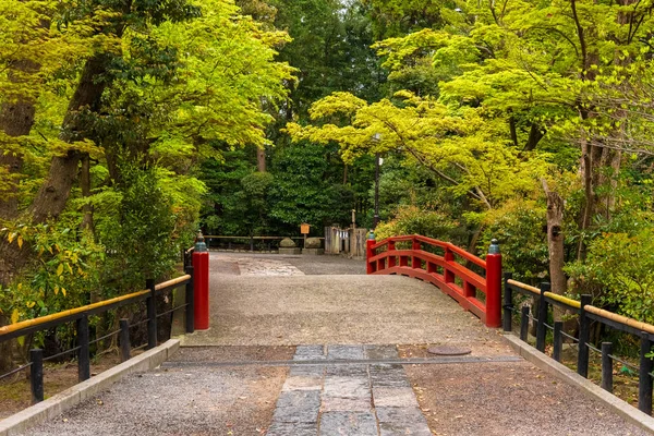 Passerelle dans un jardin japonais — Photo