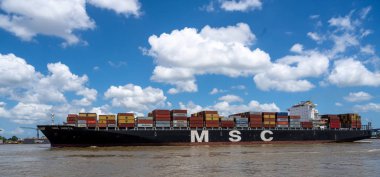 Kargo ile Mississippi üzerinde konteyner gemisi Msc Judith. 