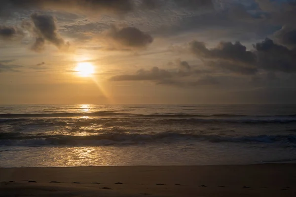 Lever de soleil dans les banques extérieures — Photo