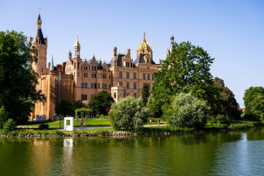 Schwerin Kalesi gölden görüldüğü gibi