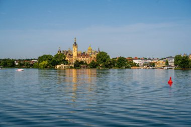 Almanya'nın Schwerin şehri, gölden görüldü. 