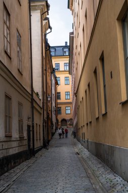 Yan Sokakta Üç Yaya