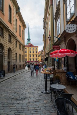 Kafeler ile kaplı bir Side Street