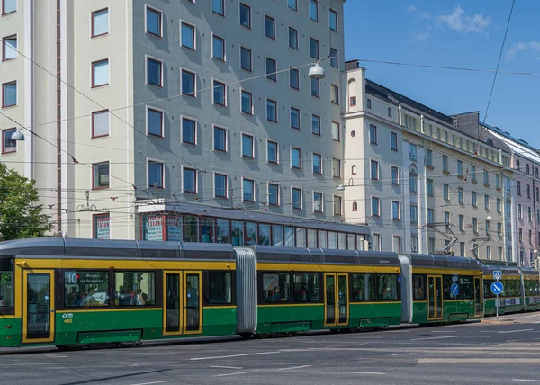 繁忙的赫尔辛基大街上的电车 — 图库照片
