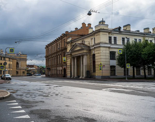 Pusta ulica Rainswept w Sankt Petersburgu — Zdjęcie stockowe