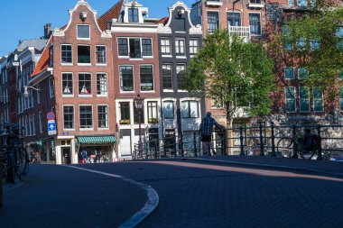 Herengracht kanalı üzerinde Man Crossing Köprüsü
