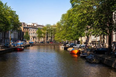 Amsterdam Kanalı'na bağlı küçük tekneler 