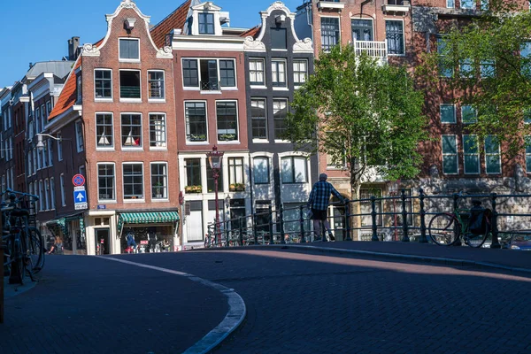 Herengracht kanalı üzerinde Man Crossing Köprüsü