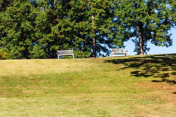 Park bänkar på en kulle — Stockfoto