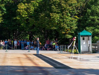 Turistler izlerken Asker Nöbette