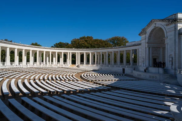 Meçhul Asker Mezarı 'nın yanındaki amfitiyatroda.