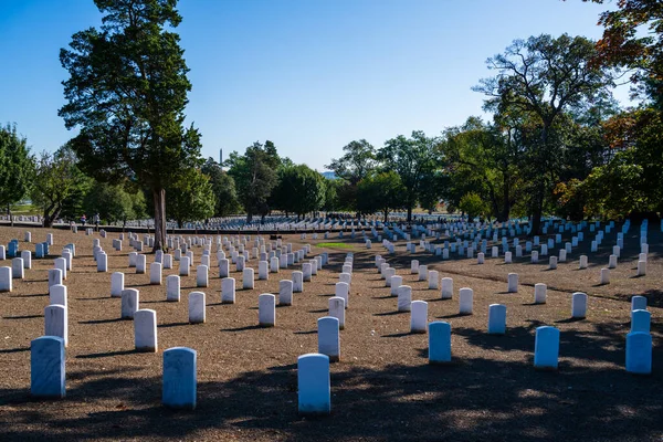 Filas de lápidas en el Cementerio Nacional de Arlington — Foto de Stock