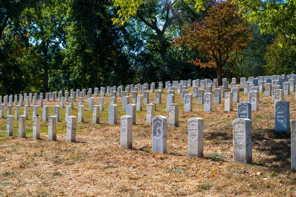 Lápidas en el Cementerio Nacional de Arlington — Foto de Stock