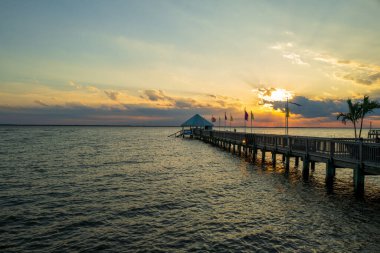 Gün batımında Duck, NC 'de Currituck Sound' a çardaklı bir tahta kaldırımın geniş açılı fotoğrafı..