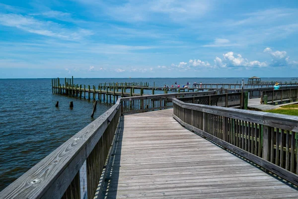 Duck, Kuzey Carolina, ABD -- 9 Haziran 2020. Tahta kaldırımların ve Duck, NC 'deki turistlerin geniş açılı bir fotoğrafı..