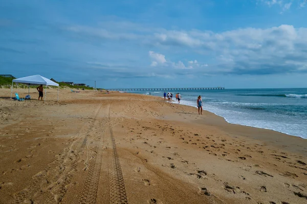 2020年6月9日 米国ノースカロライナ州ダック ダック Ncの朝のビーチを歩く人々の広い角度の写真 — ストック写真